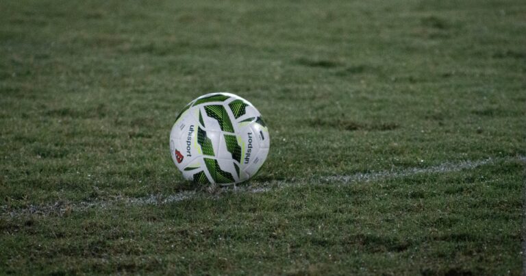 Ballon de football sur une pelouse, illustration de la Jupiler Pro League