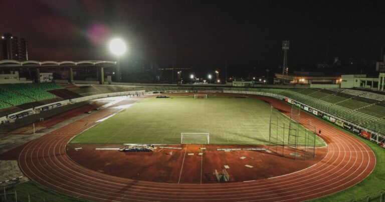 Grand stade de football européen plein, illustration des cinq grands championnats